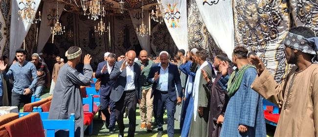 محافظ أسيوط يعزي أسر الأطفال ضحايا حادث سقوط تروسيكل بترعة