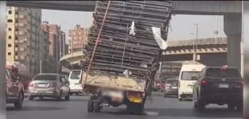 ضبط سائق نقل حمّل سيارة حديدًا بأكثر من المقرر على الدائري بالجيزة