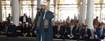 احتفالًا بالعيد القومي لمحافظة القاهرة.. محافظ الجيزة يؤدي صلاة الجمعة بمسجد عمرو بن العاص