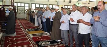   محافظ السويس يؤدي صلاة الجمعة بمسجد الهدى بحي الأربعين وسط جموع من المصلين