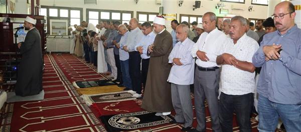 محافظ السويس يؤدي صلاة الجمعة بمسجد الهدى بحي الأربعين وسط جموع من المصلين