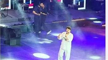 حميد الشاعري يتألق في افتتاح الموسم الثاني للمسرح الروماني بمارينا