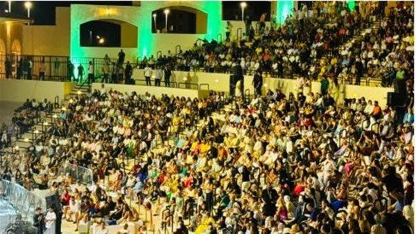 وسط حضور جماهيري كبير.. المسرح الروماني بمارينا يفتتح موسمه الثاني بحفل غنائي ضخم