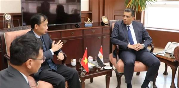 محافظ البحر الأحمر يستقبل السفير الفيتنامي لبحث سبل التعاون المشترك