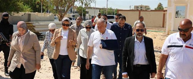محافظ الوادي الجديد تتابع أعمال تطوير موقف الأقاليم الجديد بمدينة الخارجة