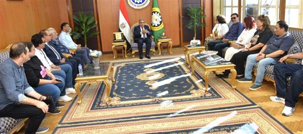 محافظ الدقهلية يستقبل نجوم المسرح المصري