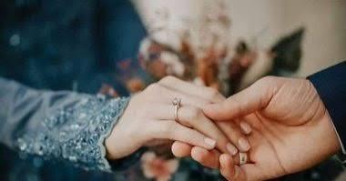 للمخطوبين.. هل يشترط أن تكون الشبكة من الذهب؟ 