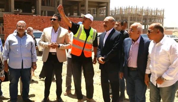 محافظ السويس يتفقد معدلات تنفيذ مشروع 104 عمارة للإسكان البديل بحي عتاقة.