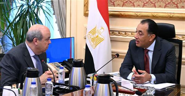 رئيس الوزراء يستعرض الموقف التنفيذي لمشروع مبني الركاب (٤) بمطار القاهرة الدولي