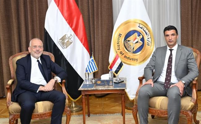 وزير الصناعة يبحث مع سفير اليونان لدى مصر فرص تعزيز الشراكة الصناعية بين البلدين 