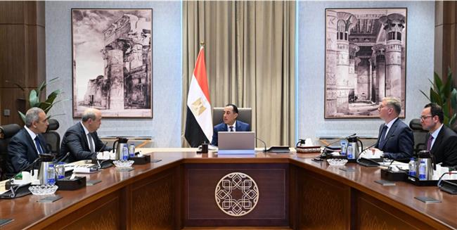 رئيس الوزراء يتابع عددًا من ملفات العمل المشتركة بين وزارتي الطيران المدني والبترول