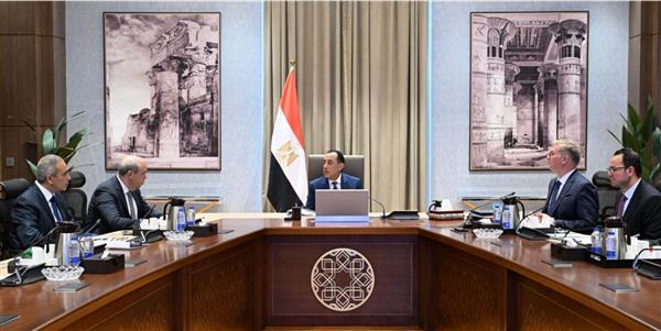 رئيس الوزراء يتابع عددًا من ملفات العمل المشتركة بين وزارتي الطيران المدني والبترول