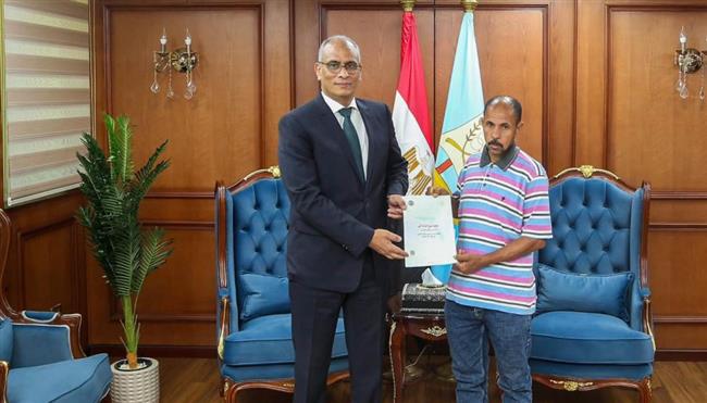 محافظ كفرالشيخ يسلم 20 عقد تقنين لأراضي أملاك الدولة