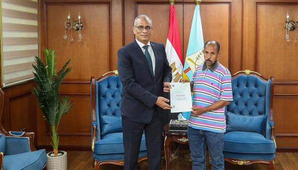 محافظ كفرالشيخ يسلم 20 عقد تقنين لأراضي أملاك الدولة