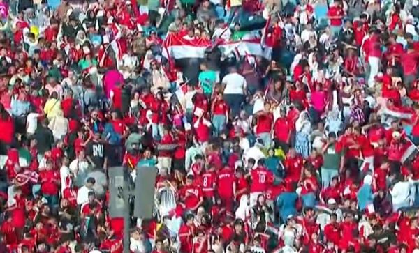 الجماهير تزين ستاد القاهرة بأعلام مصر احتفالا بإنجاز المنتخب في المونديال