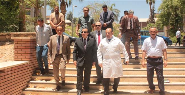 رئيس جامعة قنا يتفقد الوحدات البحثية بمعهد بحوث ودراسات البيولوجيا الجزيئية بجامعة أسيوط
