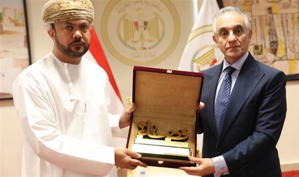 وزير العدل يستقبل وفداً قضائياً  من سلطنة عُمان لبحث تبادل الخبرات
