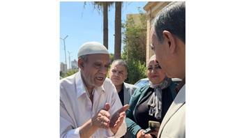 محافظ سوهاج يستجيب لمواطن استوقفه بالشارع