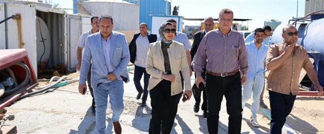 في مستهل جولتها بالفرافرة ..محافظ الوادي الجديد تتابع أعمال رفع الكفاءة مجمع كهرباء الفرافرة 