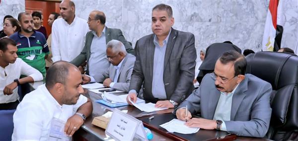 محافظ سوهاج يعقد اللقاء الجماهيري الأسبوعي ويوجه بسرعة الاستجابة لمطالب المواطنين