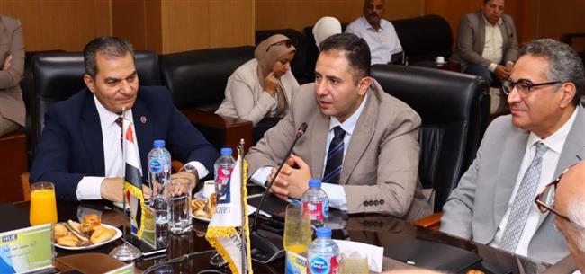 محافظ دمياط يشارك بجلسة مجلس جامعة حورس 