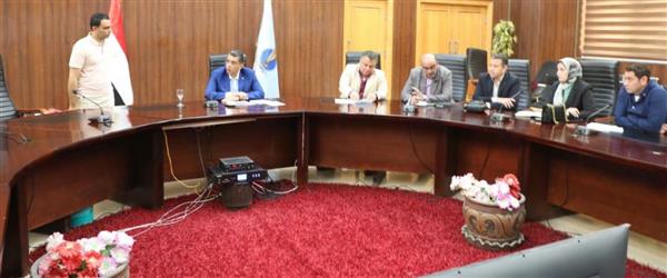 محافظ البحر الأحمر يبحث طلبات المواطنين ويوجه بحلول عاجلة