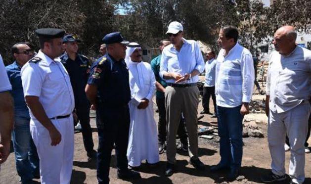 محافظ جنوب سيناء يتفقد موقع حريق مخيم دهب ويوجه بمراجعة التراخيص