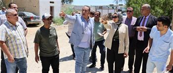   محافظ الوادي الجديد تبحث تطوير موقف الأجرة واستغلال المباني الحكومية