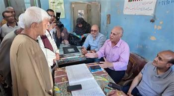 محافظ أسيوط يطمئن على صرف الأسمدة للمزارعين