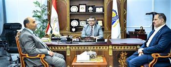   محافظ قنا يبحث تعزيز التنمية مع أسمنت النهضة