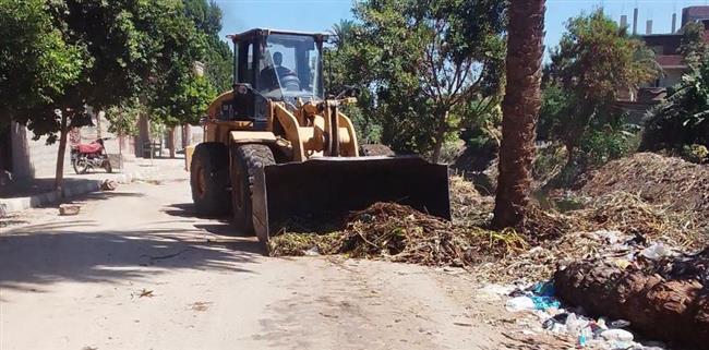 أسيوط تواصل تطهير مصرف البداري ورفع نواتج التطهير
