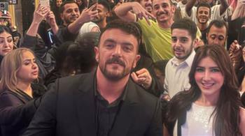وسط حضور جماهيري كبير.. أحمد العوضي ومي عمر يحتفلان بـ"شمشون ودليلة" في السعودية