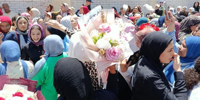 مشاهد فرحة أمام لجان الثانوية العامة بالمنيا.. بوكيهات ورد وحلوى لاستقبال الطلاب