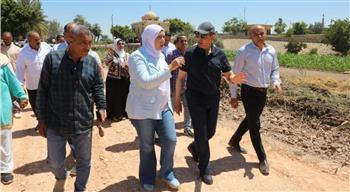 محافظ المنيا يتابع أعمال رصف طريق الشراينة