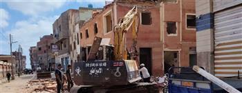 هدم عمارة آيلة للسقوط في كفر الشيخ