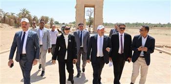 محافظ الوادي الجديد تتفقد المشروعات الخضراء
