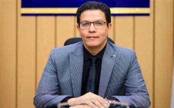   رئيس جامعة بنها يمنح طالبة التجارة منحة كاملة ويعفيها من رسوم الكتب تقديرا لكفاحها