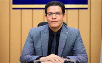 رئيس جامعة بنها يمنح طالبة التجارة منحة كاملة ويعفيها من رسوم الكتب تقديرا لكفاحها
