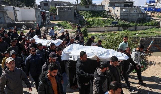 شهيدان فلسطينيان برصاص وقصف الاحتلال الإسرائيلي وسط وجنوب غزة