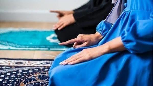 هل صلاة المرأة بالمكياج حرام؟