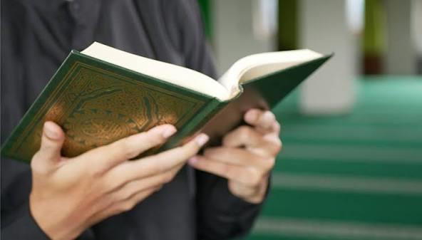 الورد اليومي.. ما حكم قراءة القرآن بسرعة في الصلاة؟
