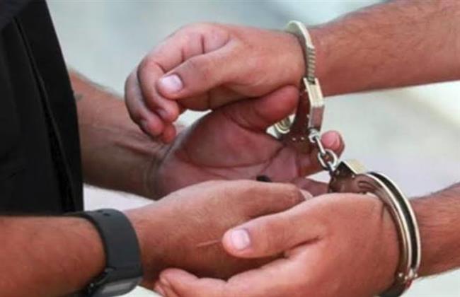 حبس طالب لإدارة صفحة للترويج لبيع نظارات وسماعات غش بقنا