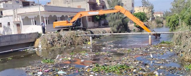 محافظ كفرالشيخ يتابع تطهير مصرف حوض الحجر