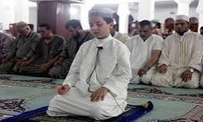 ما حكم إمامة الصبي المُمَيّز في الصلاة؟