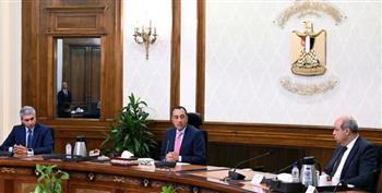 رئيس الوزراء يتابع إجراءات تيسير دخول السائحين إلى البلاد
