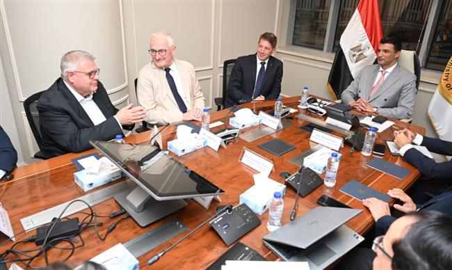 وزير الصناعة يبحث مع وفد مرسيدس بنز خطط الشركة للتوسع في صناعة السيارات بمصر
