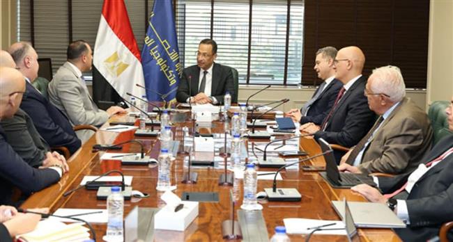 وزير الاتصالات يبحث مع "إرنست ويونج" إطلاق مركز إقليمي لتقديم خدمات التعهيد في مصر