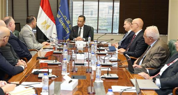 وزير الاتصالات يبحث مع "إرنست ويونج" إطلاق مركز إقليمي لتقديم خدمات التعهيد في مصر