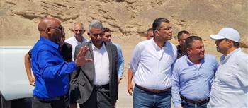   محافظ البحر الأحمر يتفقد موقع ساحة النقل الثقيل بالقصير