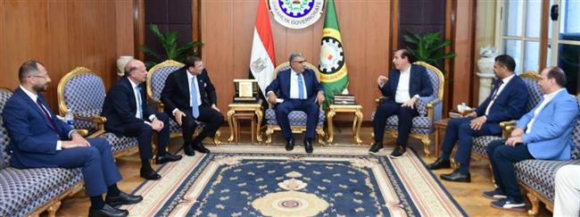 نائب وزير الصحة يكرم مستشفى ميت غمر بمكافأة أسبوعين